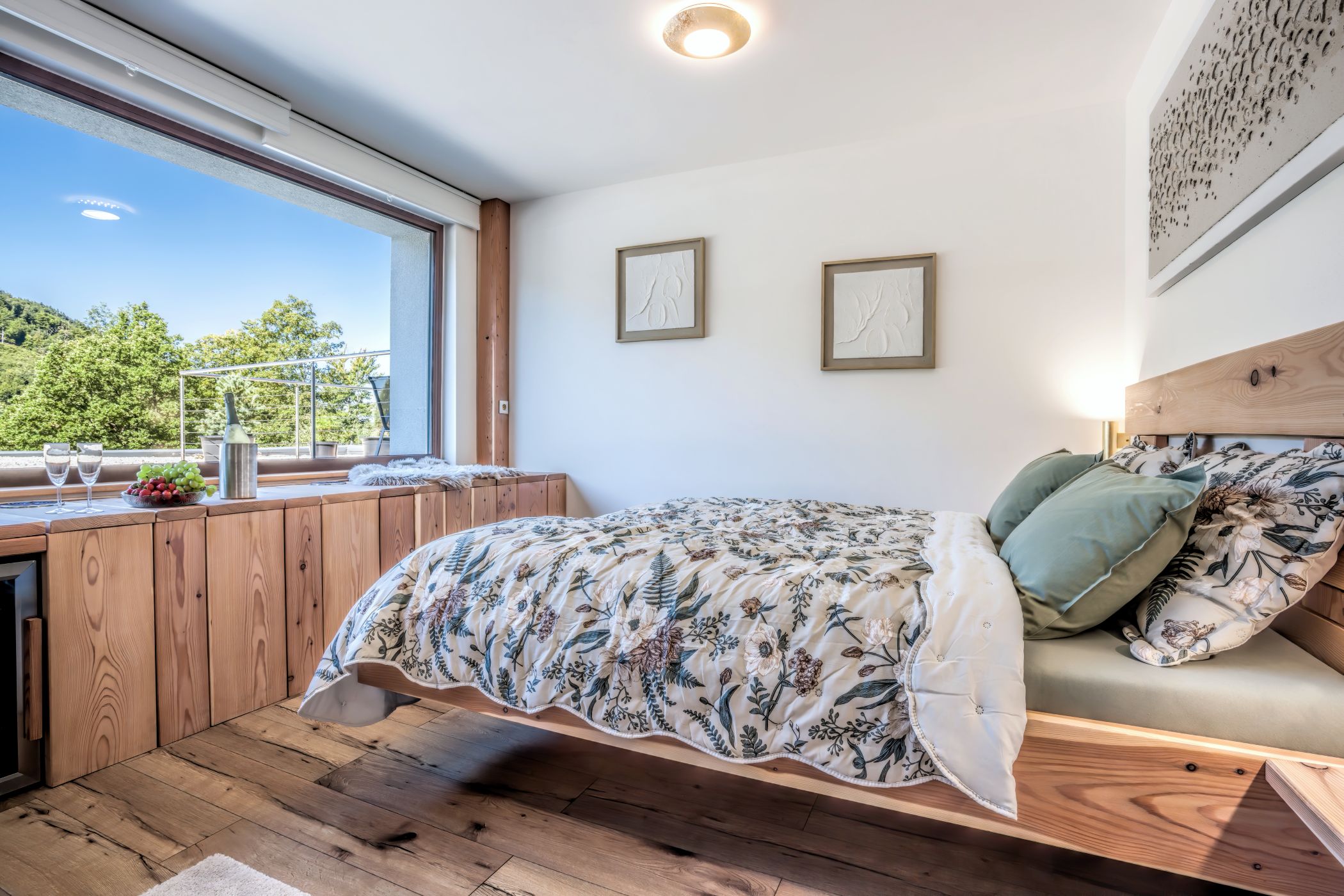 Luxusní Apartmán Deluxe na Chatě Dukla — dvoulůžková ložnice s panoramatickým oknem do beskydské přírody