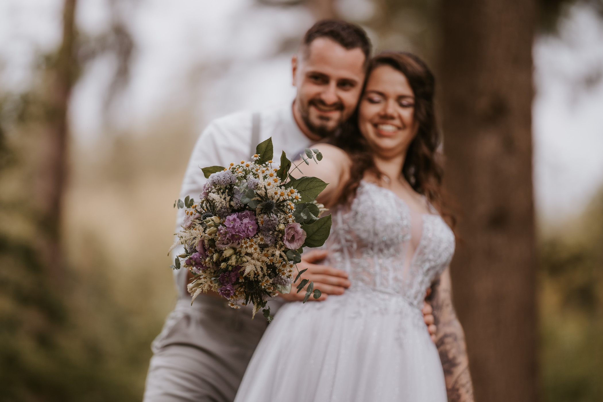 Novomanžele v beskydské přírodě — svatební portrét s kyticí