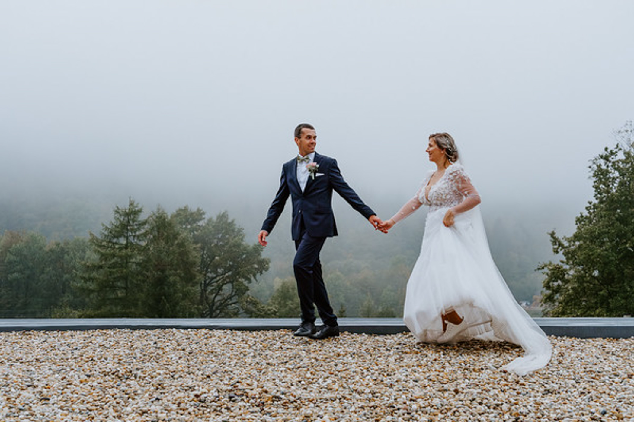 Novomanžele na střeše Chaty Dukla — mlžné beskydy v pozadí, romantická atmosféra