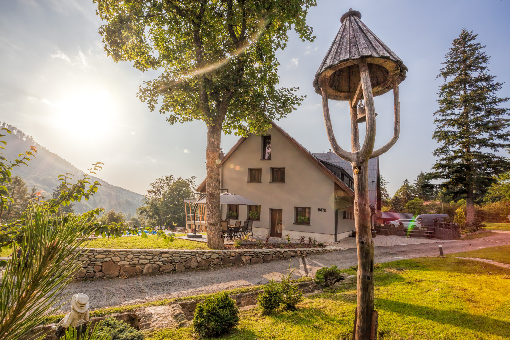 Chata Dukla v Horní Čeladné při zlaté hodině — exteriér s horami Beskydy v pozadí