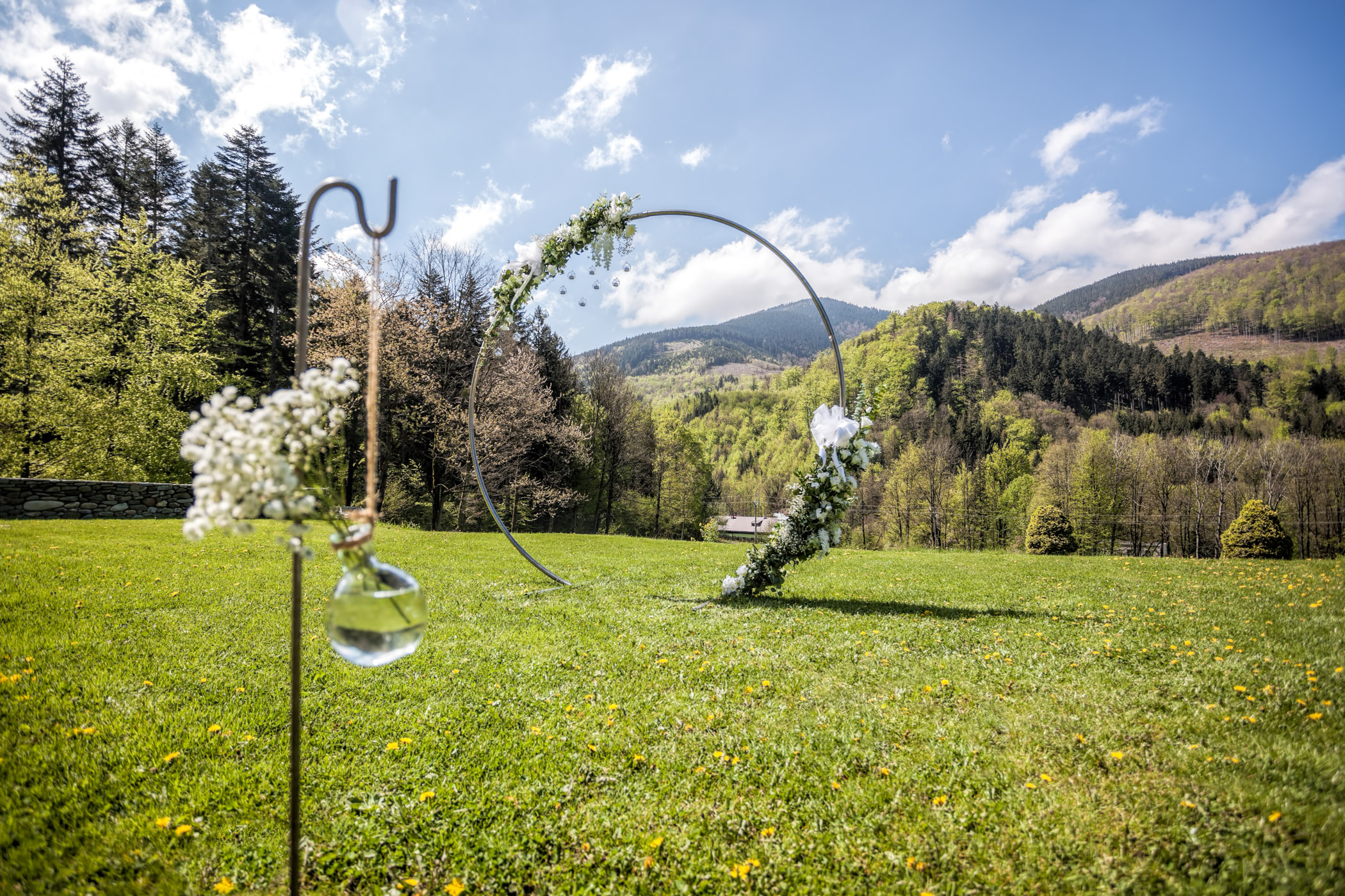 Venkovní obřadní místo na Chatě Dukla v Beskydech — obřadní kruh s výhledem na beskydskou krajinu a hory