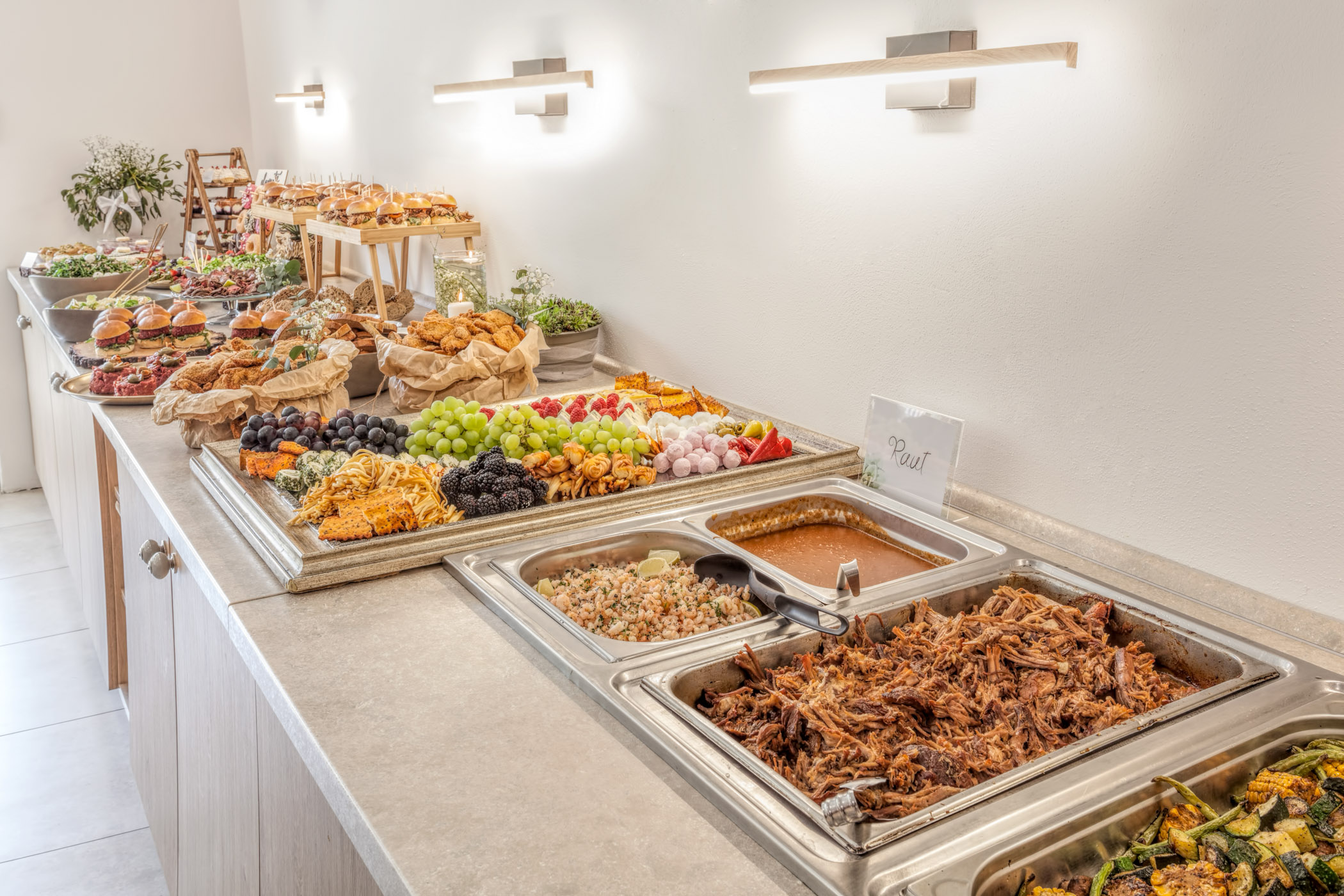 Slavnostně prostřený sál Chaty Dukla připravený na svatební hostinu