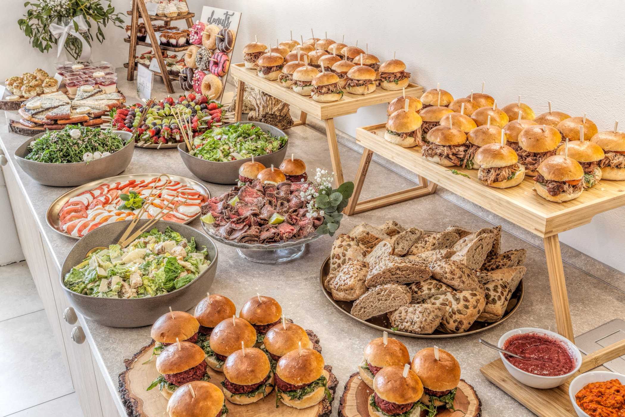 Detail slavnostního stolu s listovými dekoracemi a svíčkami