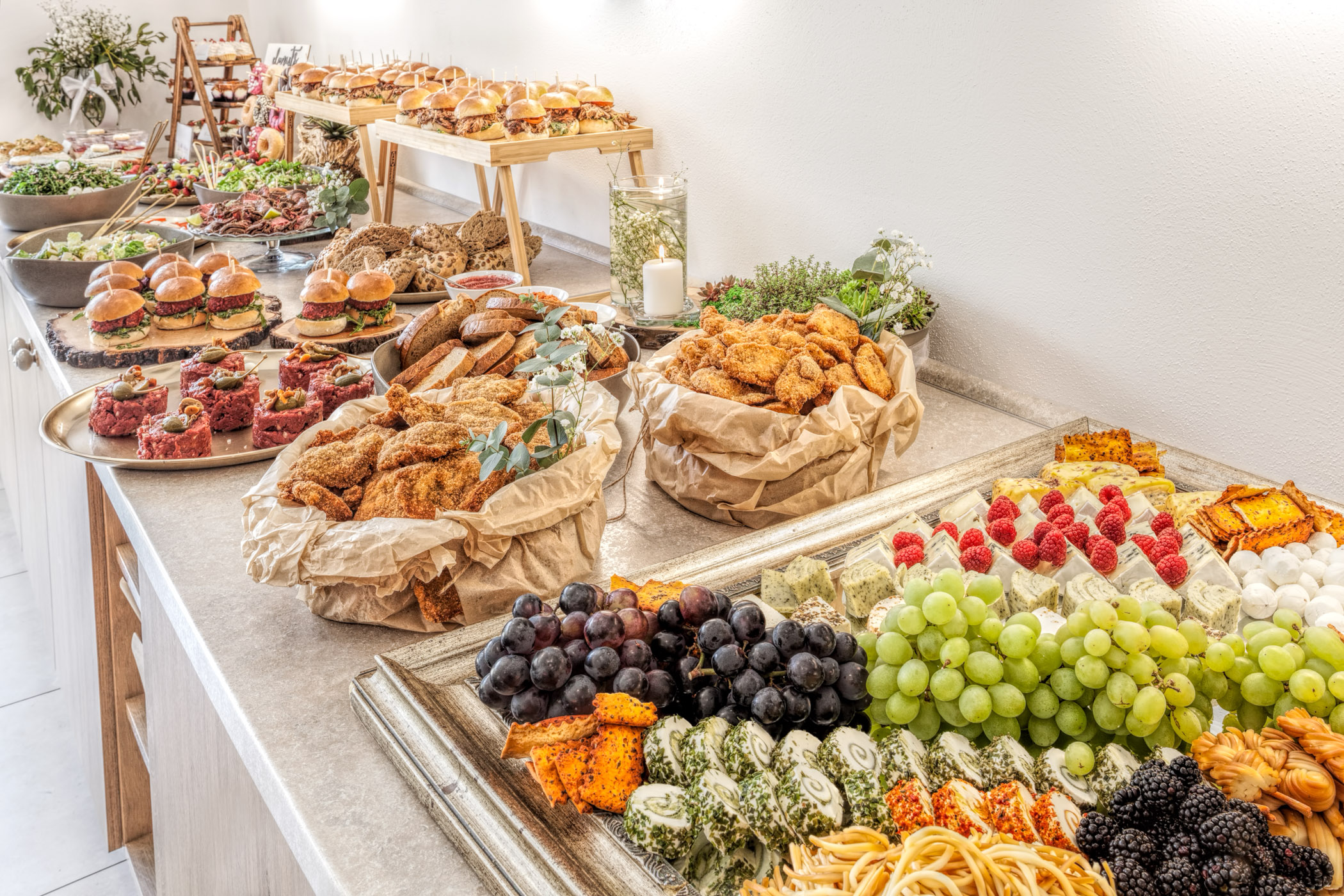 Celkový pohled na sál Chaty Dukla připravený pro svatební raut