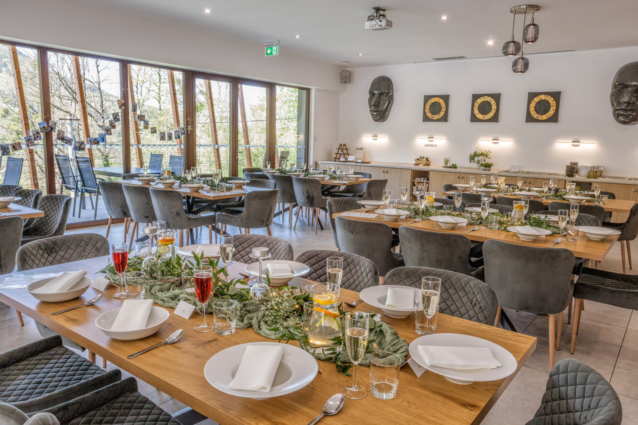 Nový slavnostní sál Chaty Dukla s panoramatickými okny a výhledem do beskydské krajiny